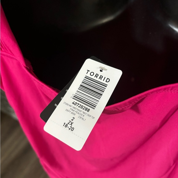 New Woman’s Plus size Pink Torrid long tight top with side ruching size 2X - Picture 8 of 8